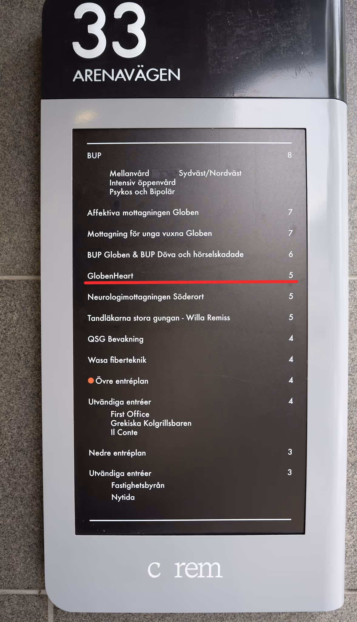 Informationsskylt med våningsnummer och företagsnamn vid Arenavägen 33 i Sverige.
