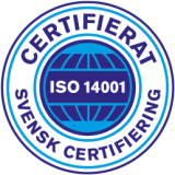 Certifieringsmärke för ISO 14001 med jordglob och svensk text.