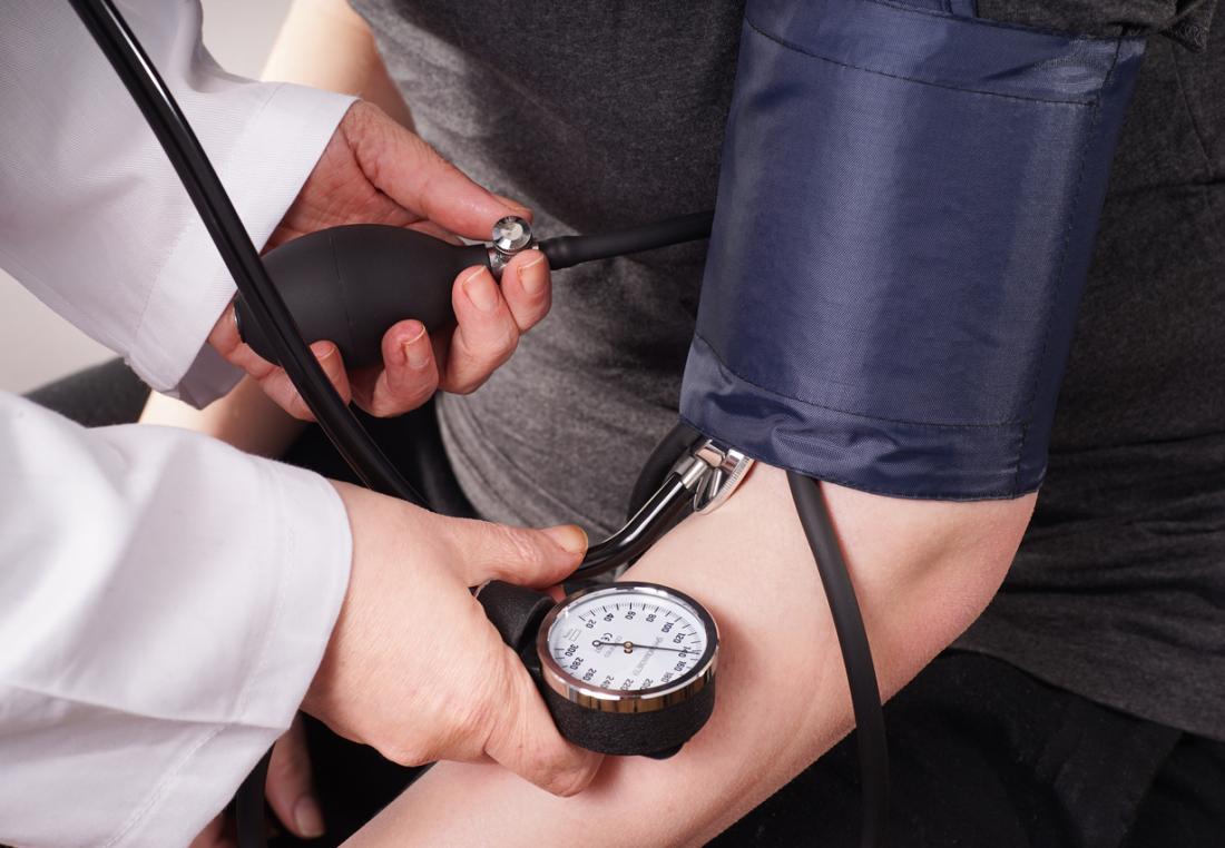 Patient undergår ortostatiskt prov med blodtrycksövervakning på modern klinik