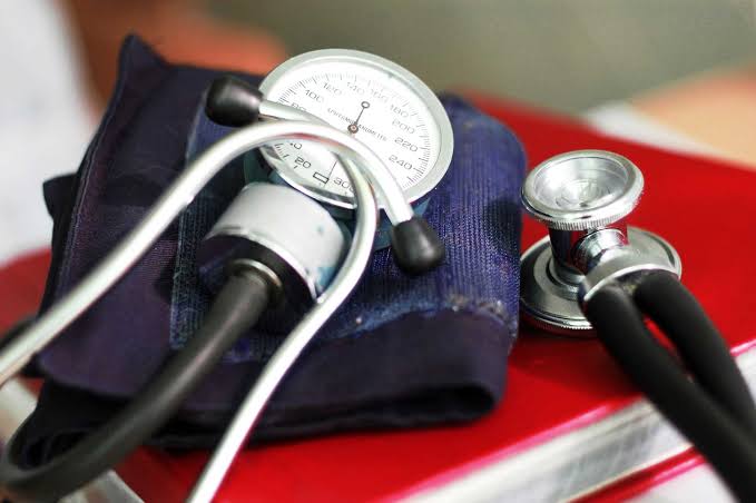 Patient genomgår ortostatiskt prov med blodtrycksmätning liggande och stående på GlobenHeart i Stockholm